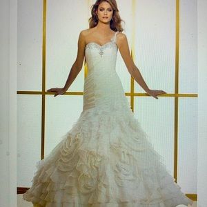 ❤️Val Stefani wedding gown, style D8010